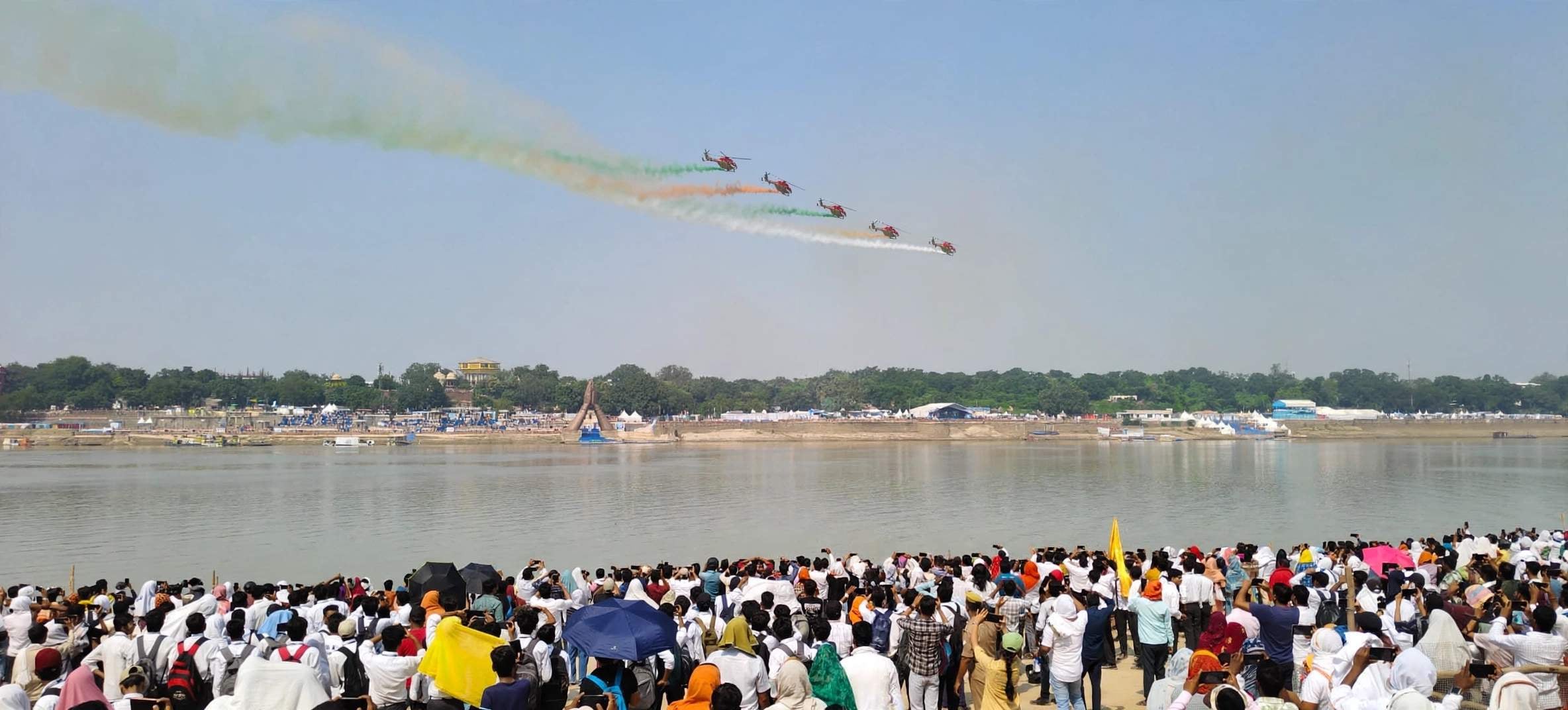 पड़ाव के डोमरी में एयर शो देखने उमड़ी भीड़। संवाद पड़ाव के डोमरी में एयर शो देखने उमड़ी भीड़। संवाद