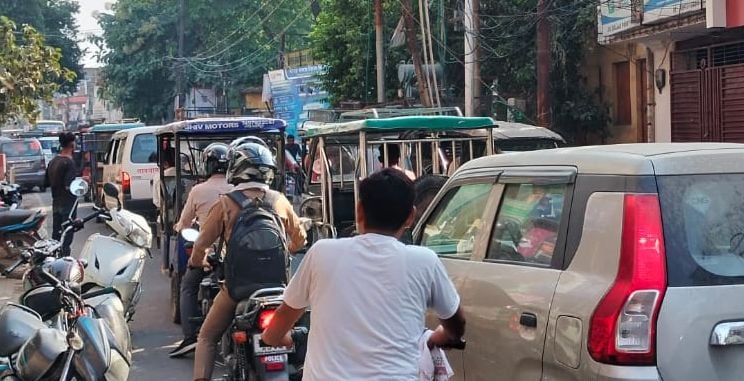 रोजा में पुराने हाईवे पर लगा जाम। संवाद