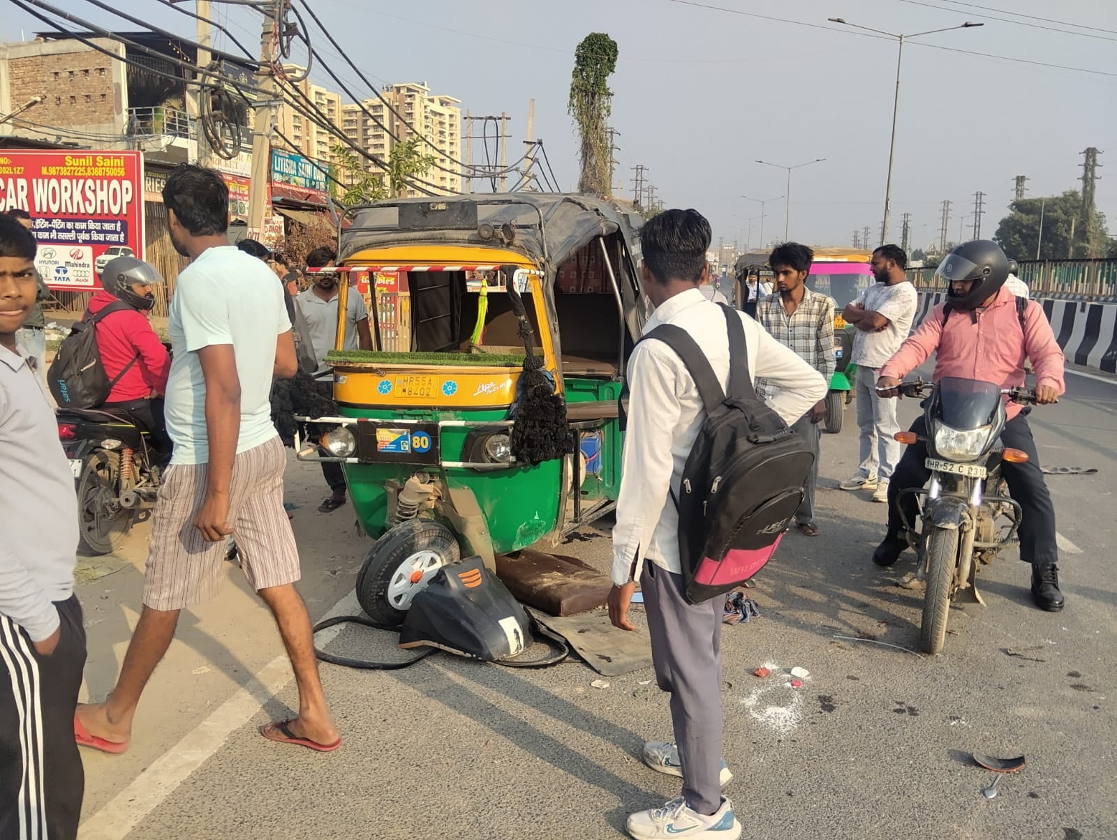 सोहना कस्बे की चुंगी नंबर - 1 की सर्विस रोड पर  कार ने ऑटो को मारी टक्कर। निवासी