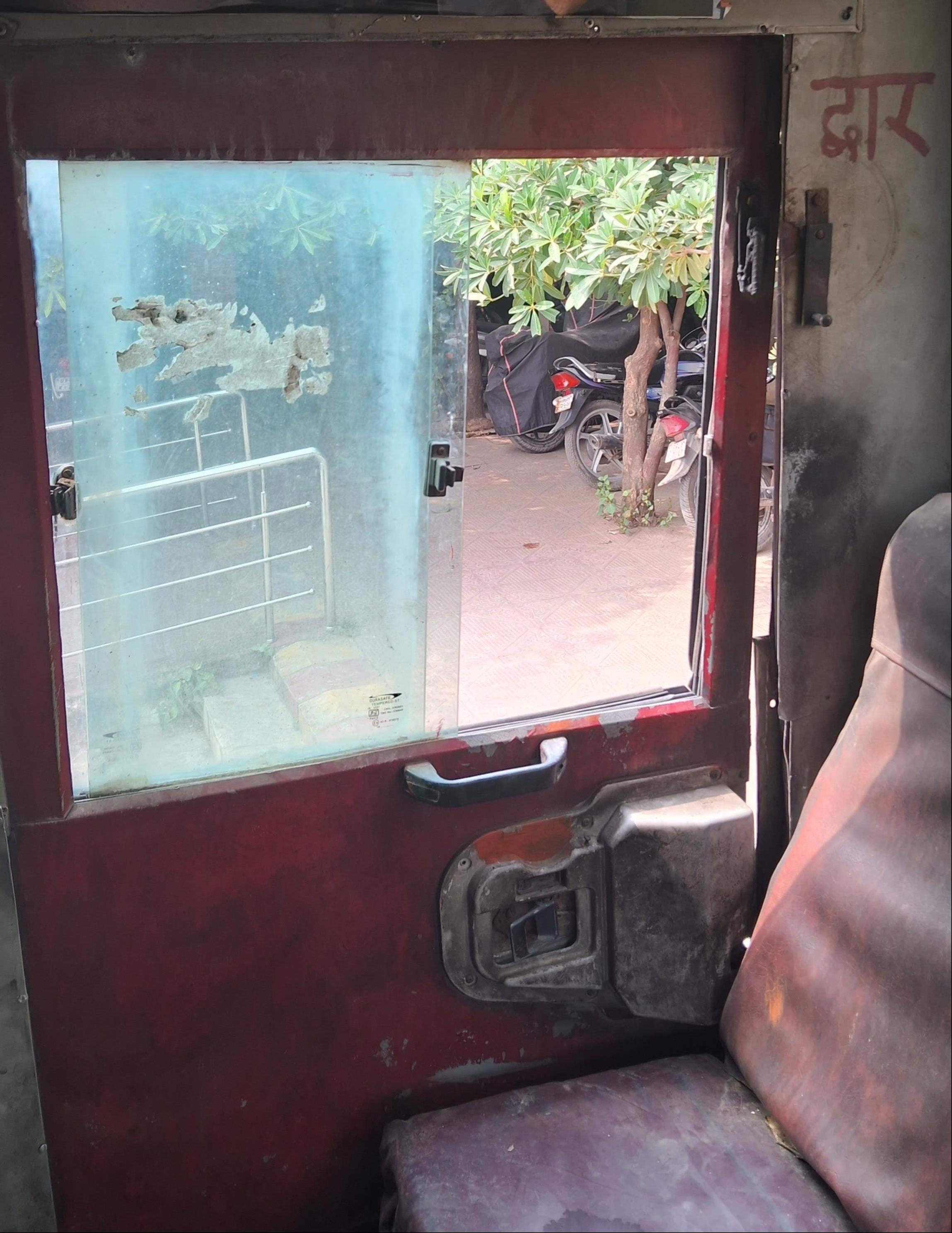 सोनभद्र डिपो की रोडवेज बस के शिकायत पेटिका में रखा गंदा कपड़ा। संवाद 