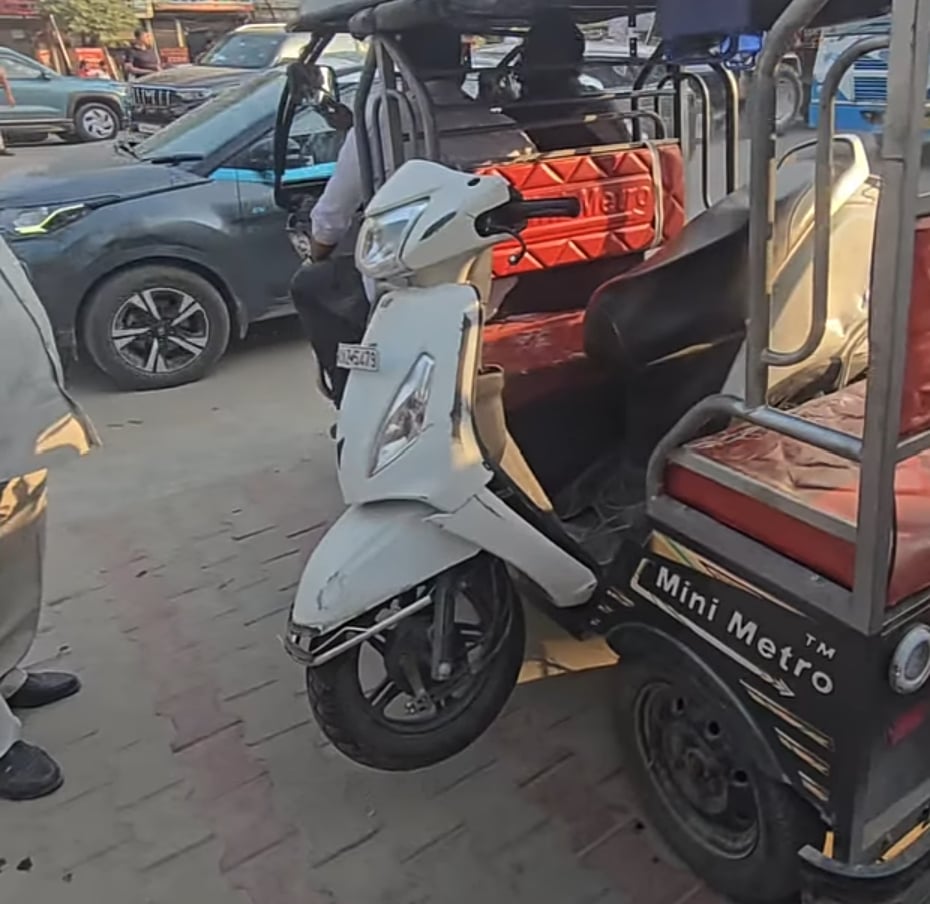 सड़क हादसे के बाद मौके पर जमा लोगों की भीड़। संवाद