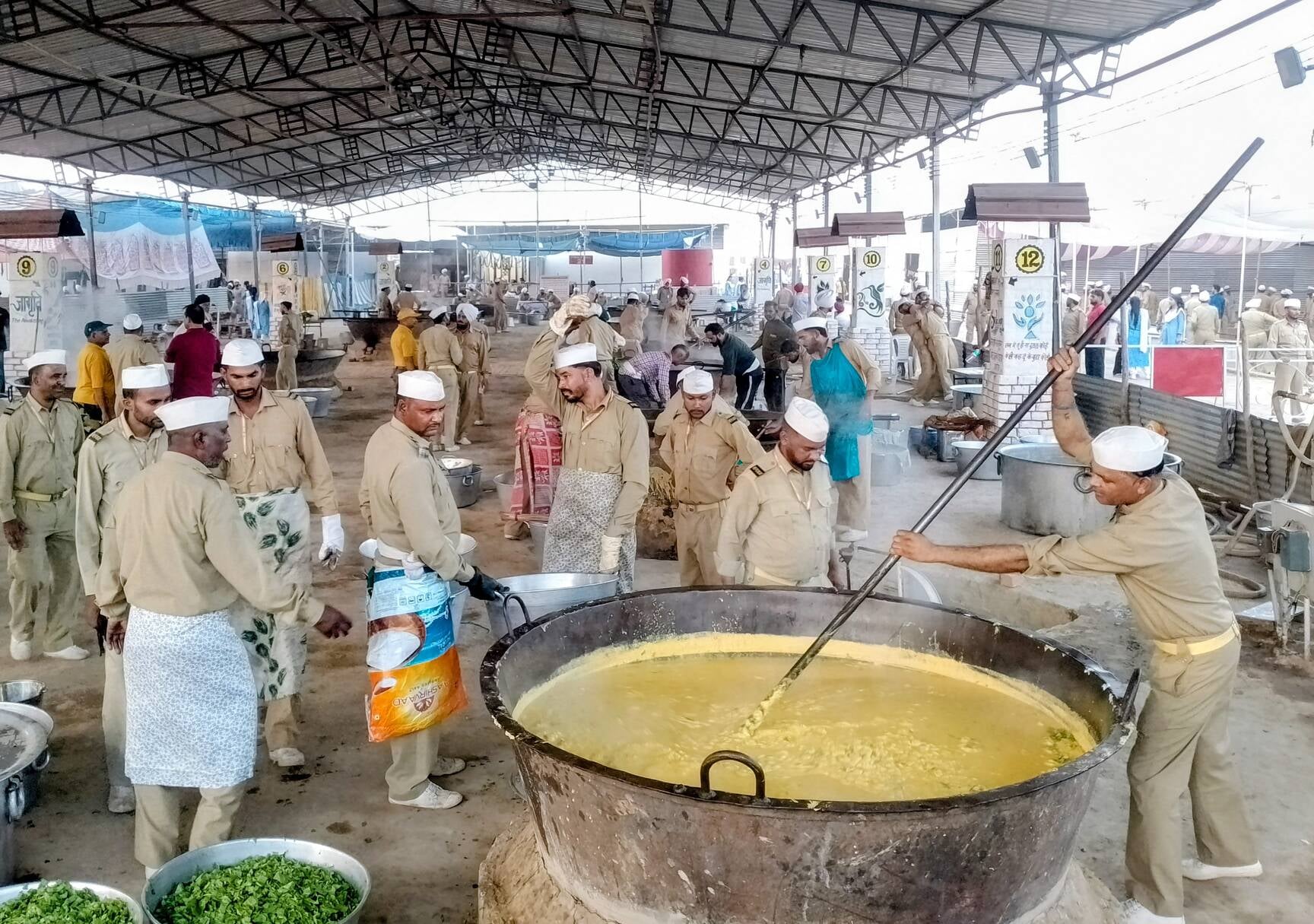 सेवा में समर्पित, निरंकारी समागम में श्रद्धालुओं के लिए खाना ले जाते सेवादार। संवाद सेवा में समर्पित, निरंकारी समागम में श्रद्धालुओं के लिए खाना ले जाते सेवादार। संवाद