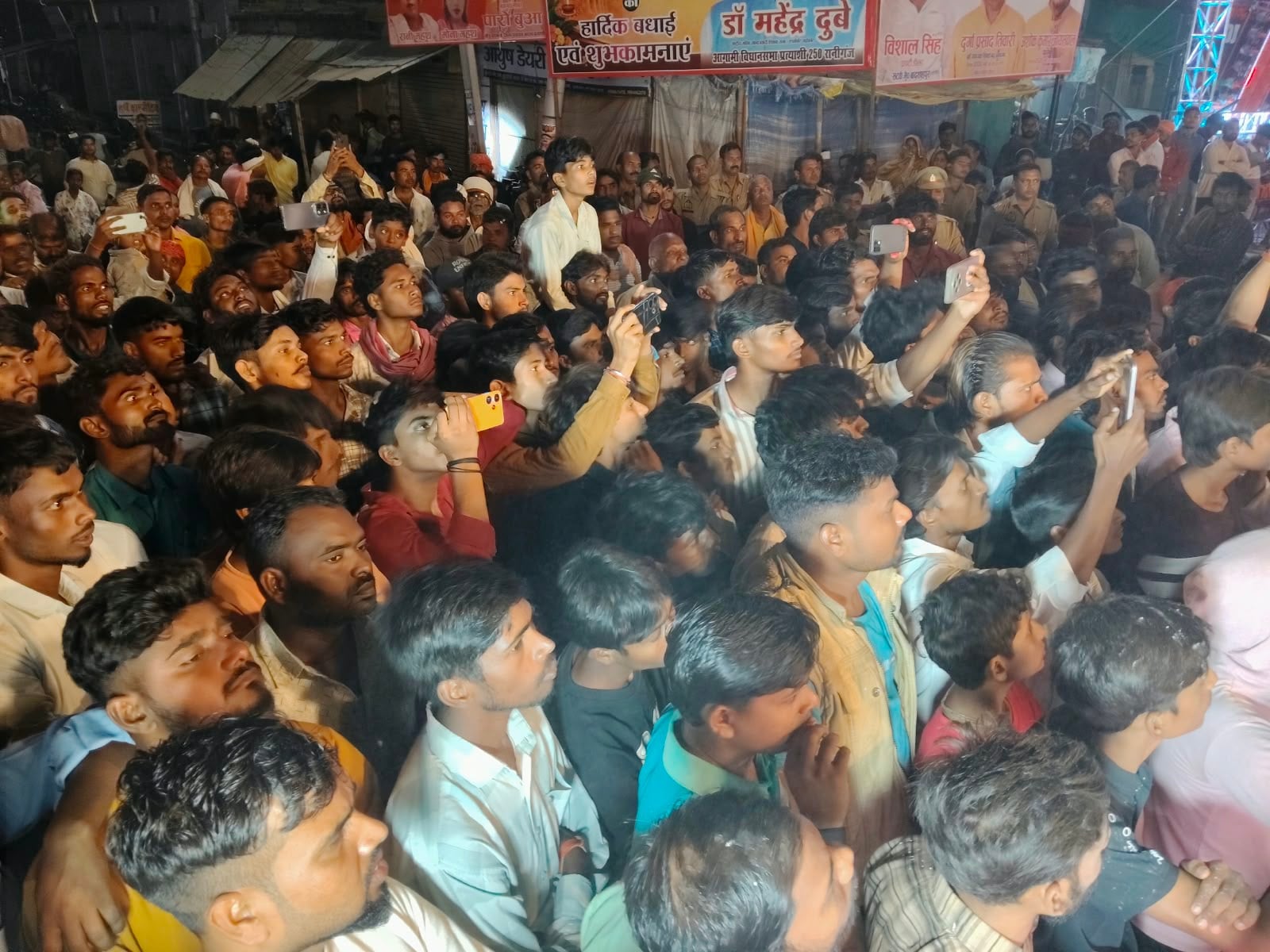 सुवंसा नगर पंचायत में आयोजित भरत मिलाप मेले में निकली झांकी में नृत्य करते कलाकार। संवाद सुवंसा नगर पंचायत में आयोजित भरत मिलाप मेले में निकली झांकी में नृत्य करते कलाकार। संवाद