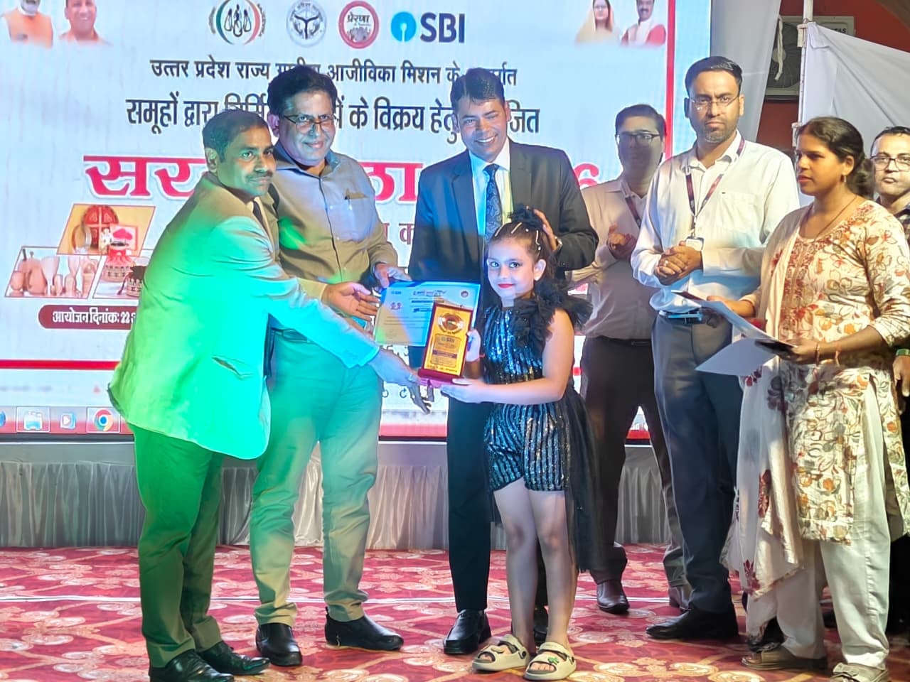 शहर के गांधी स्टेडियम में आयोजित मेले में खरीददारी करतीं महिलाएं। संवाद