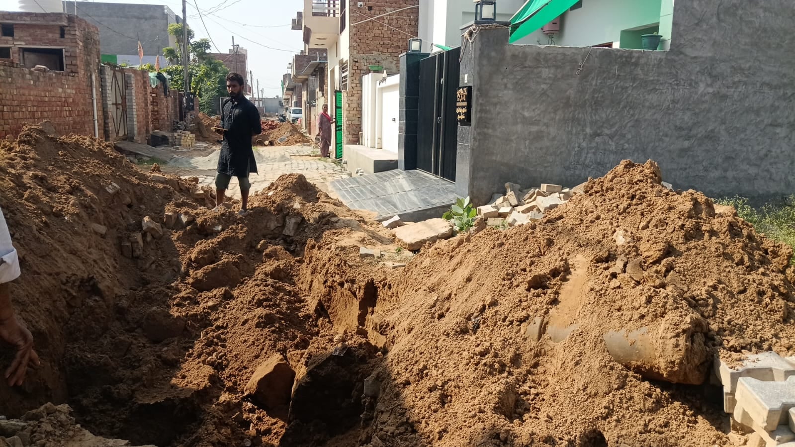 शहर की हरनाम कॉलोनी में सीवरेज लाइन डालने के बाद बनाए गए चैंबर। संवाद