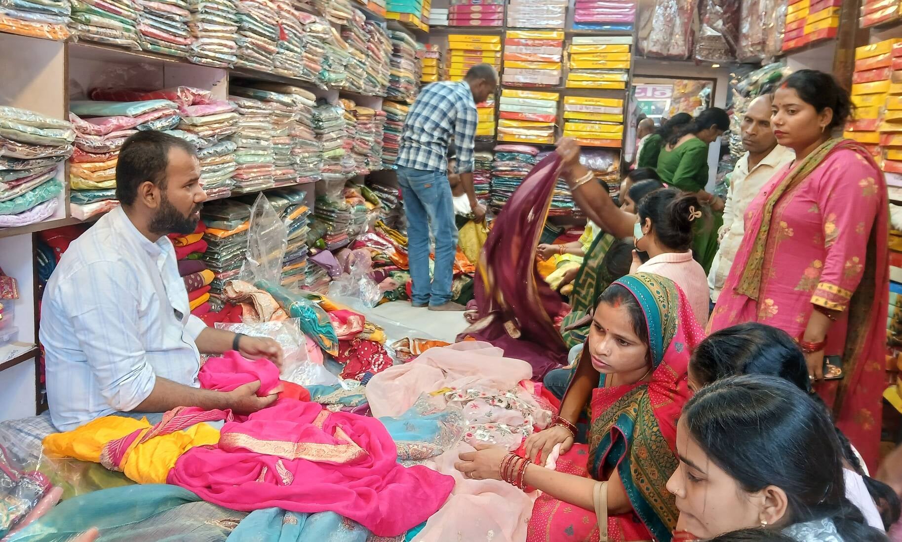 शहर में साड़ियां व चूड़ियां खरीदतीं महिलाएं। संवाद शहर में साड़ियां व चूड़ियां खरीदतीं महिलाएं। संवाद