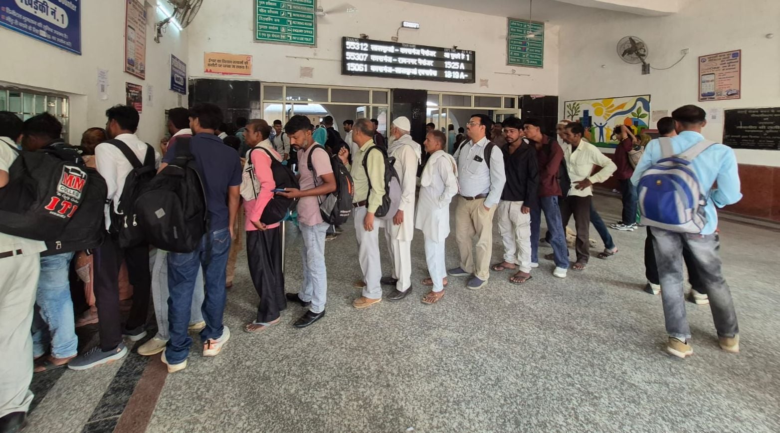 ट्रेन पर चढ़ते हुए यात्री। संवाद ट्रेन पर चढ़ते हुए यात्री। संवाद