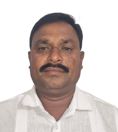 ठेकेदार की मौत के बाद रोते परिजन। 