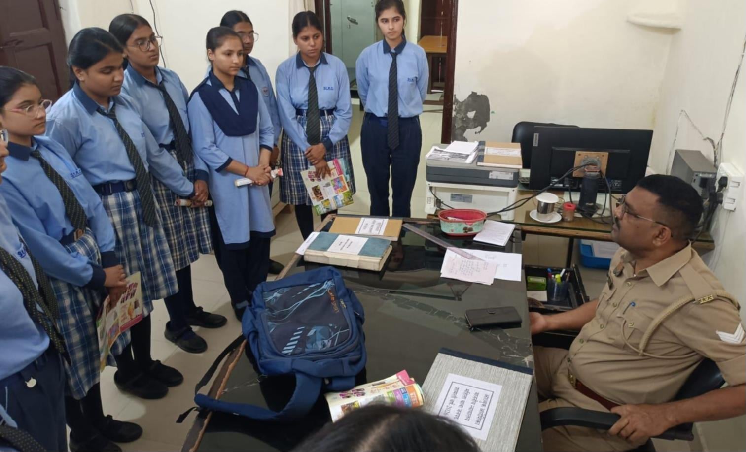 दोस्त पुलिस कार्यक्रम के तहत महिला थाने में मौजूद सेंट आरसी की छात्राओं को जानकारी देती थाना प दोस्त पुलिस कार्यक्रम के तहत महिला थाने में मौजूद सेंट आरसी की छात्राओं को जानकारी देती थाना प