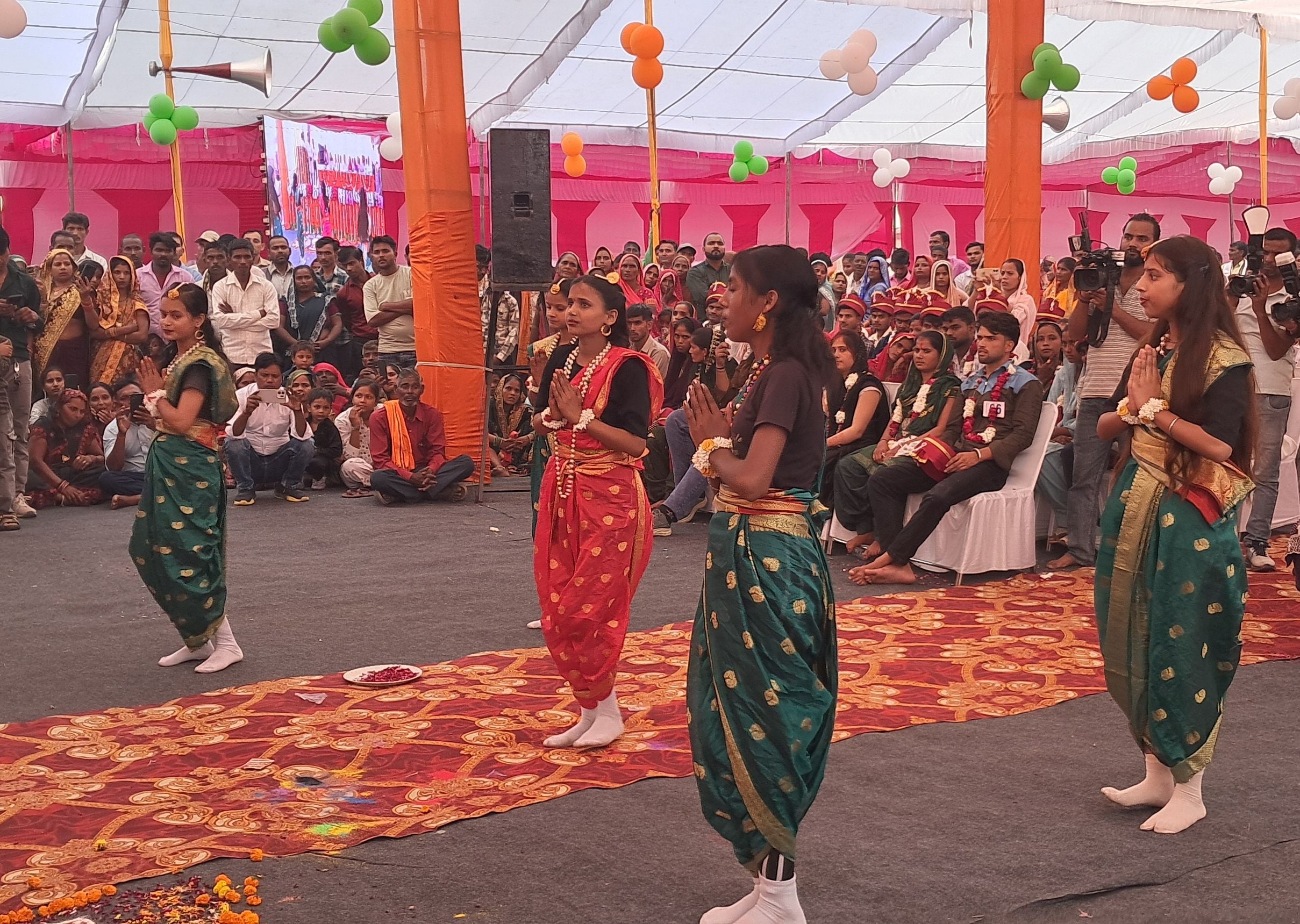 उसावा में सामूहिक विवाह में उपस्थित जोड़े। संवाद