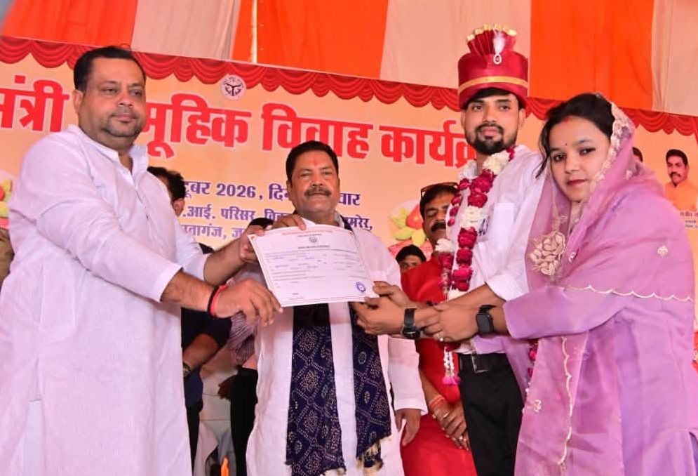 उसावा में सामूहिक विवाह में उपस्थित जोड़े। संवाद