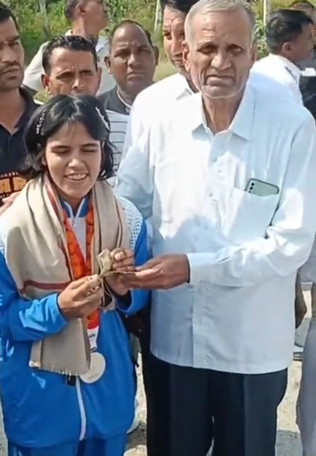 25जेएनडी24: स्वागत के दौरान पदक दिखाते हुए कोकिला। ग्रामीण