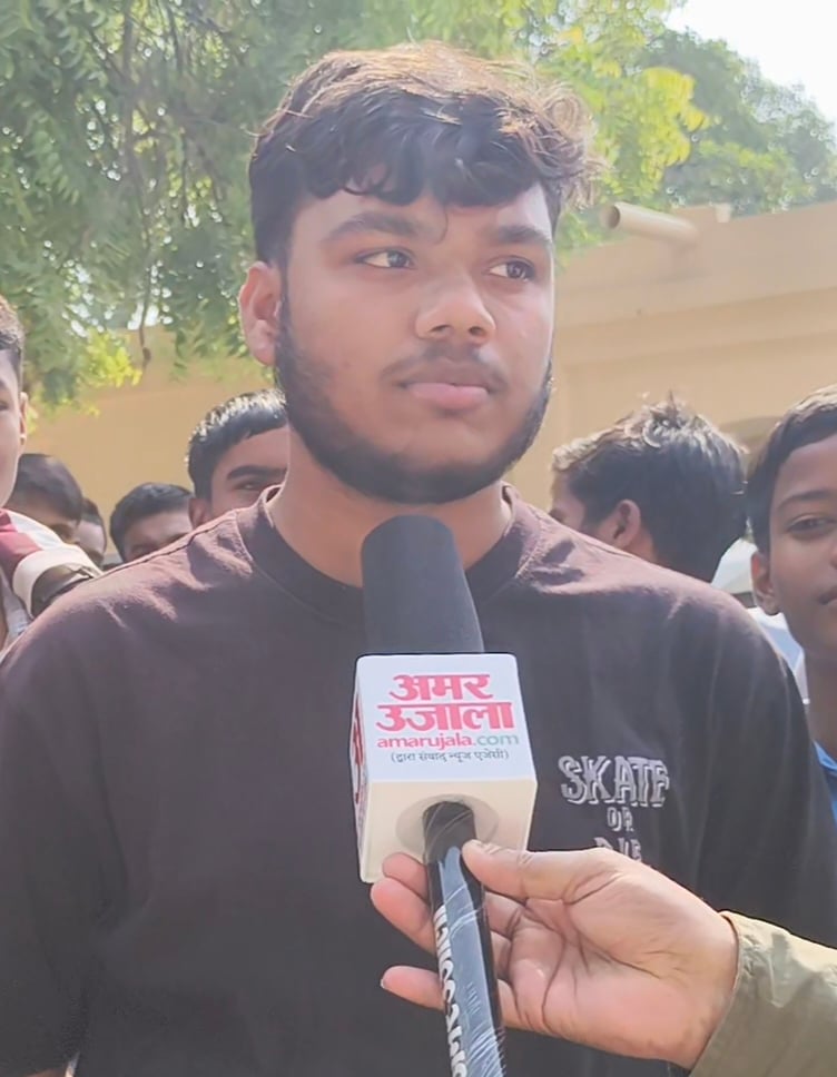 अतुल माहेश्वरी का परीक्षा देते परीक्षार्थी। संवाद अतुल माहेश्वरी का परीक्षा देते परीक्षार्थी। संवाद