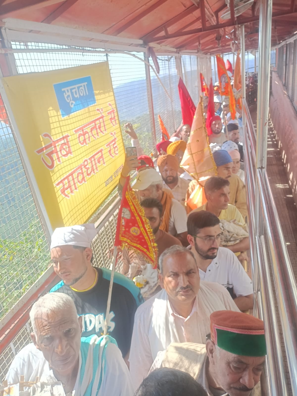 बाबा बालक नाथ मंदिर दियोटसिद्ध में दर्शनों के लिए जाते श्रद्धालु। संवाद