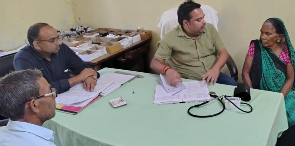 बभनान प्राथमिक स्वास्थ्य केंद्र पर आरोग्य मेले में मरीज देखते डॉक्टर कमरुद्दीन व डॉक्टर आशुतोष बभनान प्राथमिक स्वास्थ्य केंद्र पर आरोग्य मेले में मरीज देखते डॉक्टर कमरुद्दीन व डॉक्टर आशुतोष