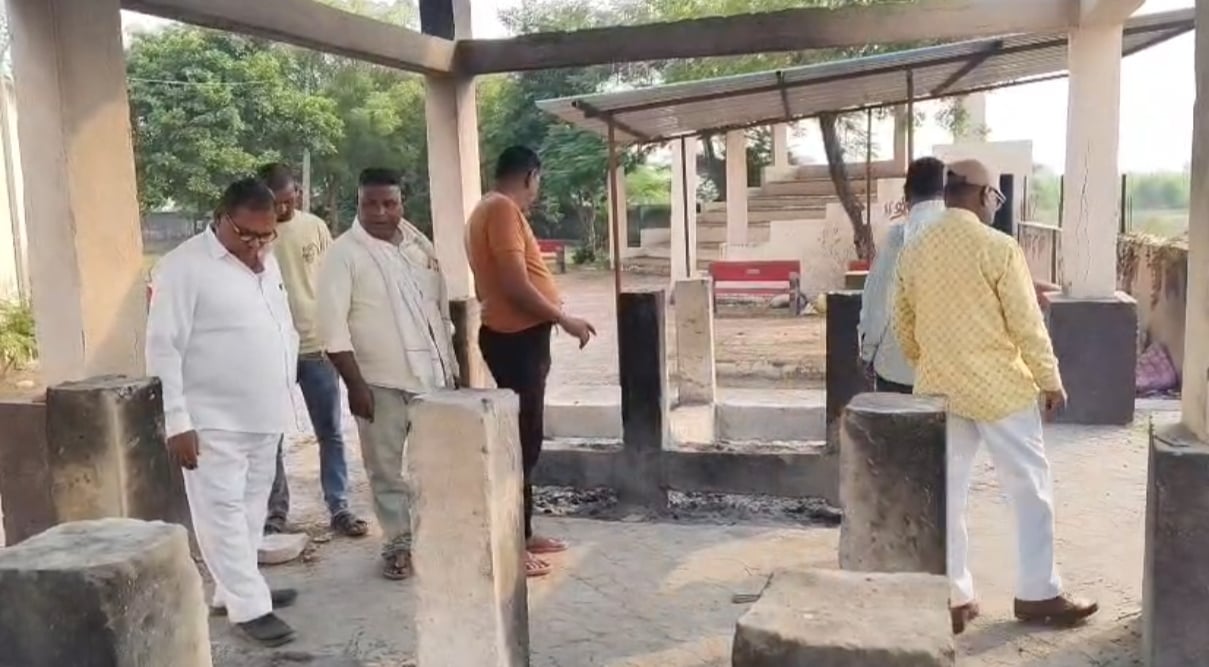 श्मशान घाट में अस्थियां गायब होने से आक्रोश, लालबाग पुलिस ने दर्ज किया प्रकरण।
