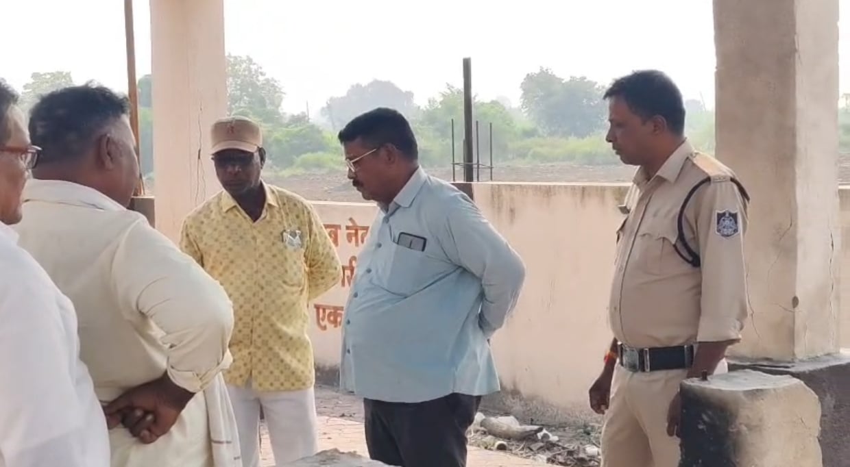 श्मशान घाट में अस्थियां गायब होने से आक्रोश, लालबाग पुलिस ने दर्ज किया प्रकरण। श्मशान घाट में अस्थियां गायब होने से आक्रोश, लालबाग पुलिस ने दर्ज किया प्रकरण।