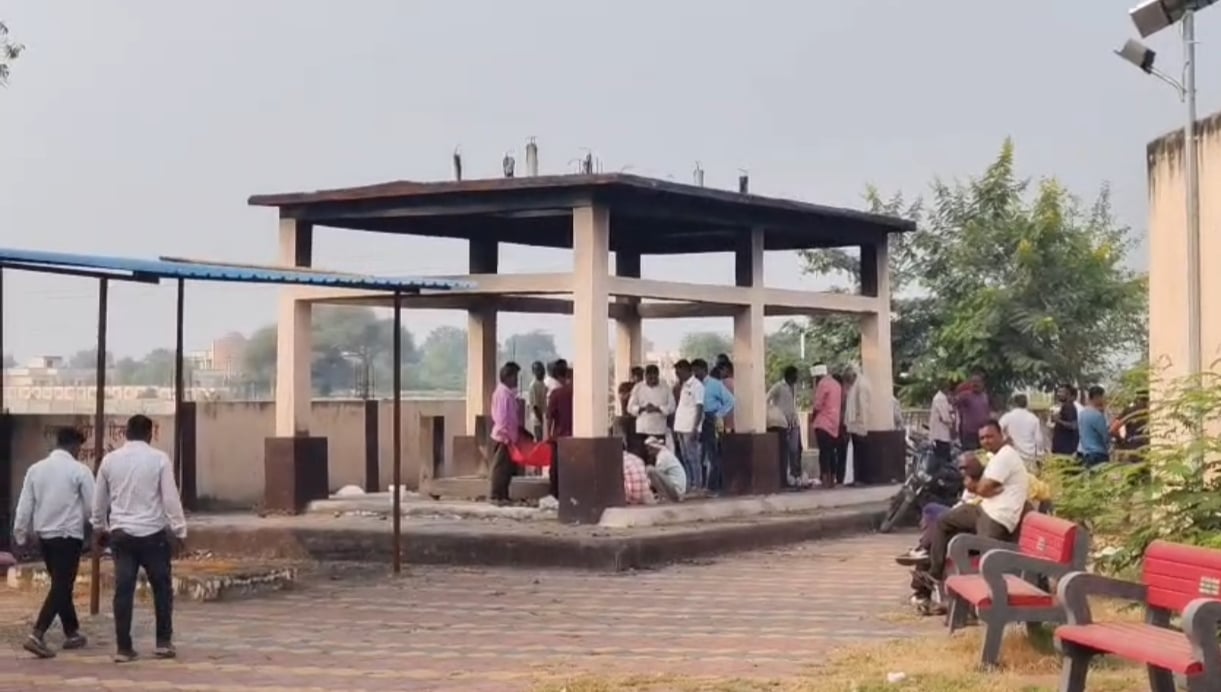 श्मशान घाट में अस्थियां गायब होने से आक्रोश, लालबाग पुलिस ने दर्ज किया प्रकरण।