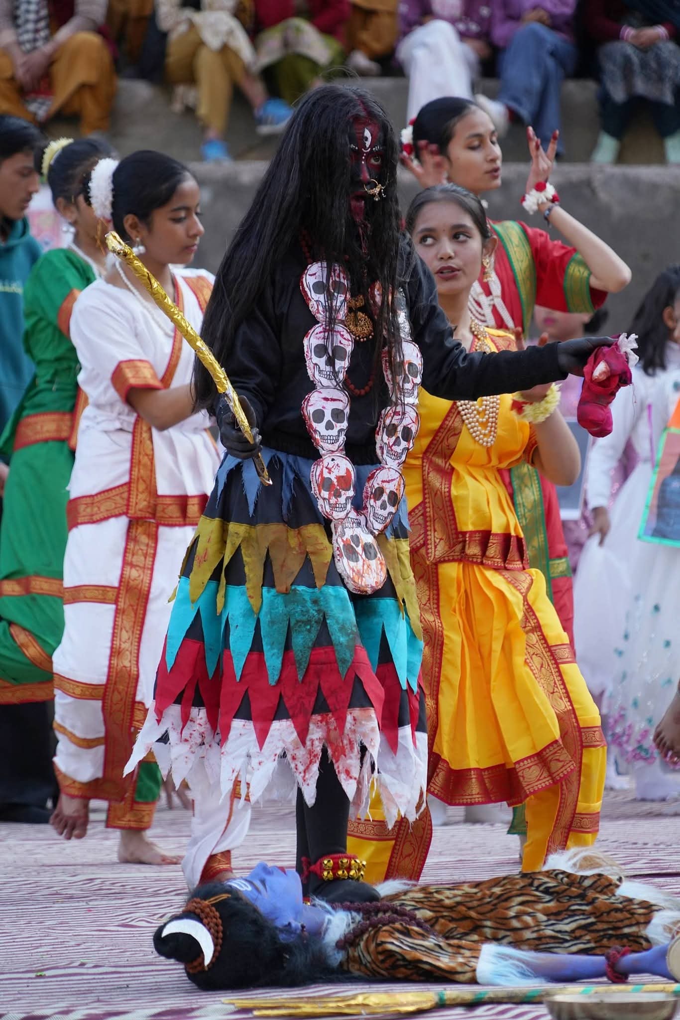 भावानगर में आयोजित जातरू मेले के समापन पर प्रसूति देते कलाकार। संवाद भावानगर में आयोजित जातरू मेले के समापन पर प्रसूति देते कलाकार। संवाद