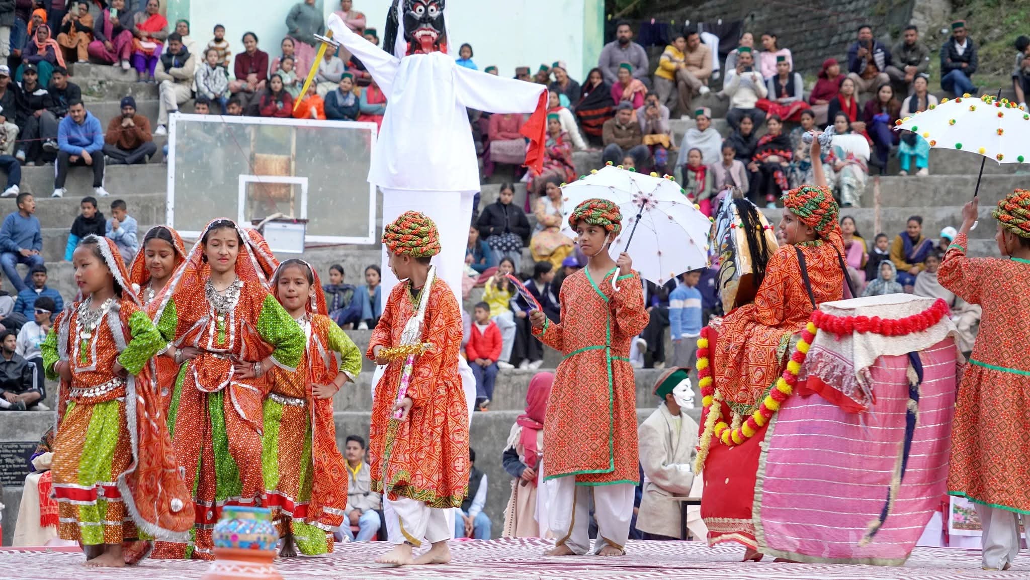 भावानगर में आयोजित जातरू मेले के समापन पर प्रसूति देते कलाकार। संवाद भावानगर में आयोजित जातरू मेले के समापन पर प्रसूति देते कलाकार। संवाद