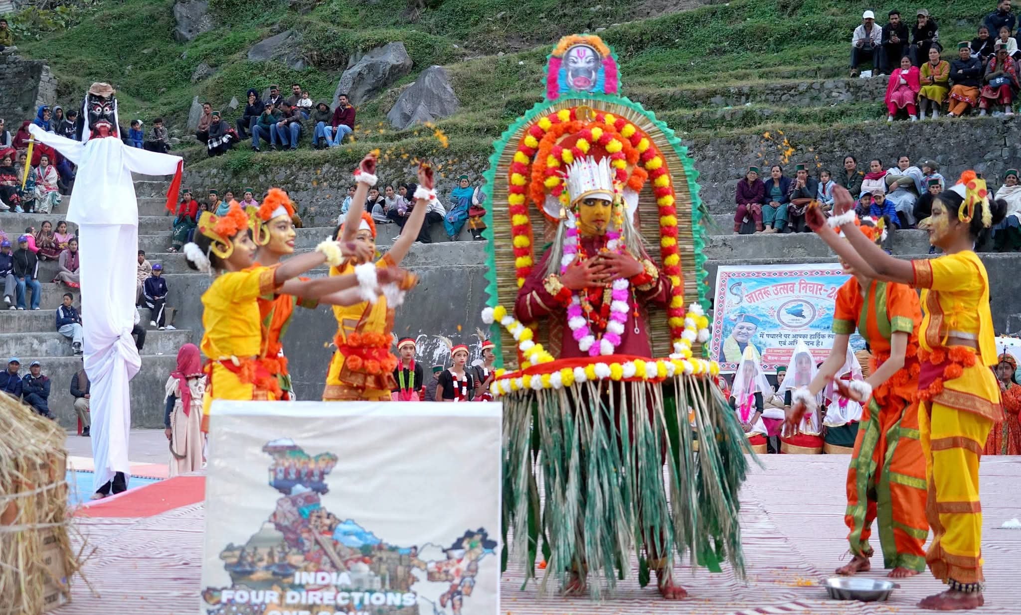 भावानगर में आयोजित जातरू मेले के समापन पर प्रसूति देते कलाकार। संवाद भावानगर में आयोजित जातरू मेले के समापन पर प्रसूति देते कलाकार। संवाद