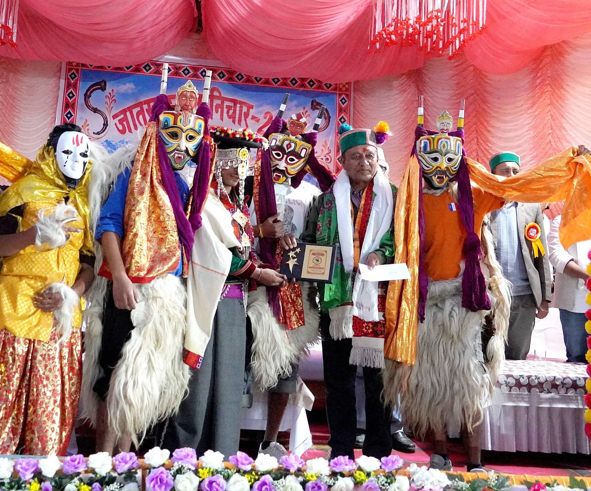 भावानगर में आयोजित जातरू मेले के समापन पर प्रसूति देते कलाकार। संवाद भावानगर में आयोजित जातरू मेले के समापन पर प्रसूति देते कलाकार। संवाद