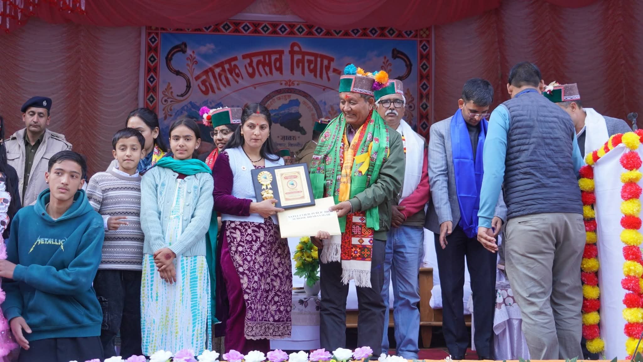 भावानगर में आयोजित जातरू मेले के समापन पर प्रसूति देते कलाकार। संवाद भावानगर में आयोजित जातरू मेले के समापन पर प्रसूति देते कलाकार। संवाद
