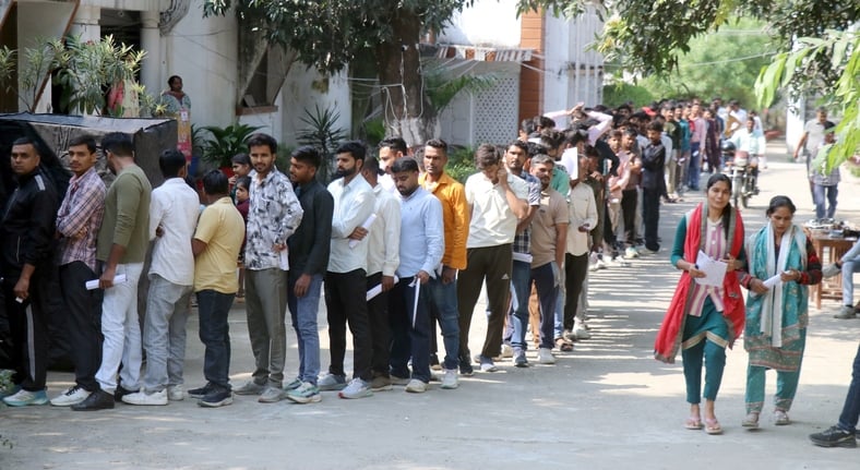 बिजनौर में केपीएस इंटर कॉलेज से पेट की परीक्षा के लिए परीक्षार्थियों की चेकिंग करते कर्मचारी। 