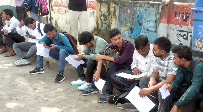 बिजनौर में केपीएस इंटर कॉलेज से पेट की परीक्षा के लिए परीक्षार्थियों की चेकिंग करते कर्मचारी। 