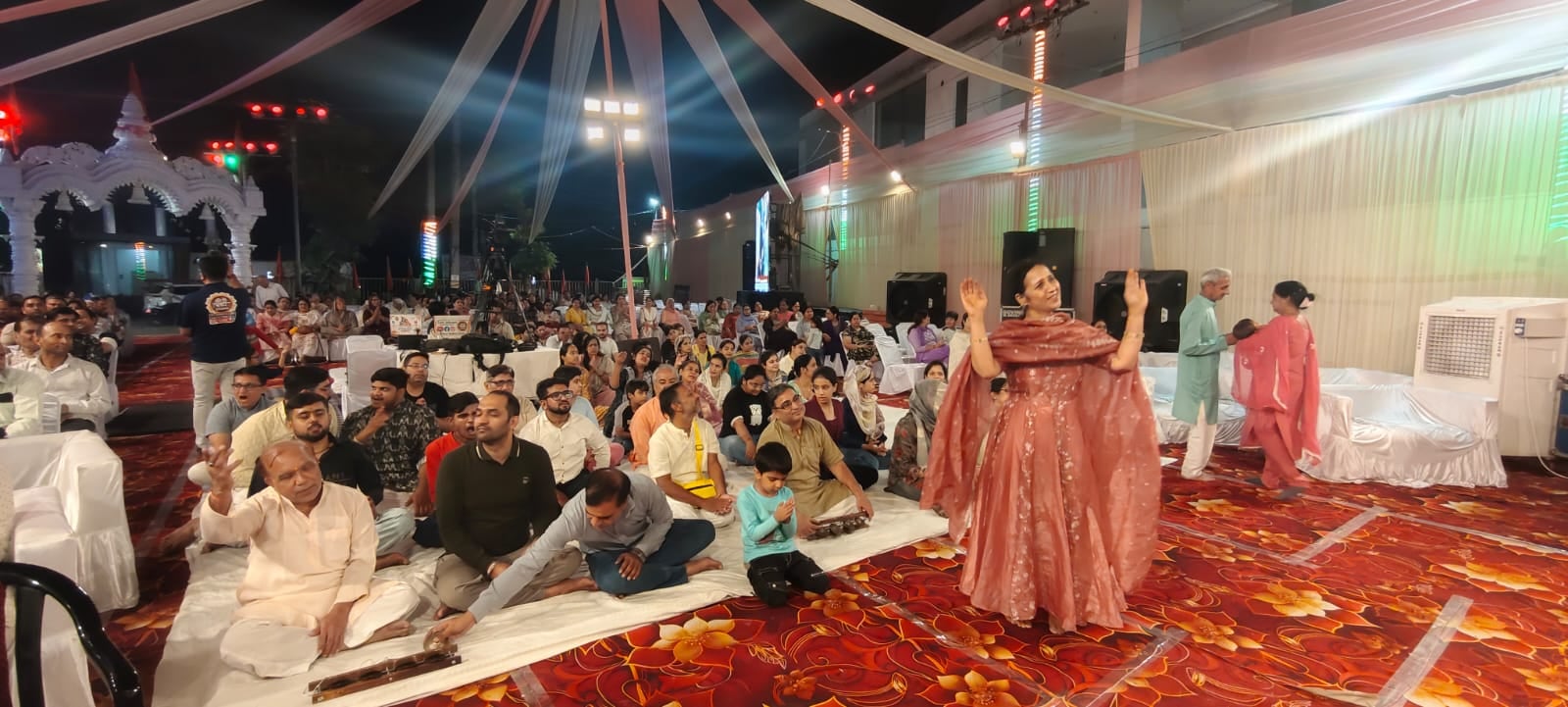 बांके बिहारी मंदिर में सजाया कृष्ण राधा का दरबार। समिति बांके बिहारी मंदिर में सजाया कृष्ण राधा का दरबार। समिति