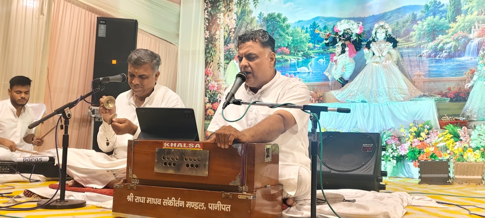 बांके बिहारी मंदिर में सजाया कृष्ण राधा का दरबार। समिति बांके बिहारी मंदिर में सजाया कृष्ण राधा का दरबार। समिति
