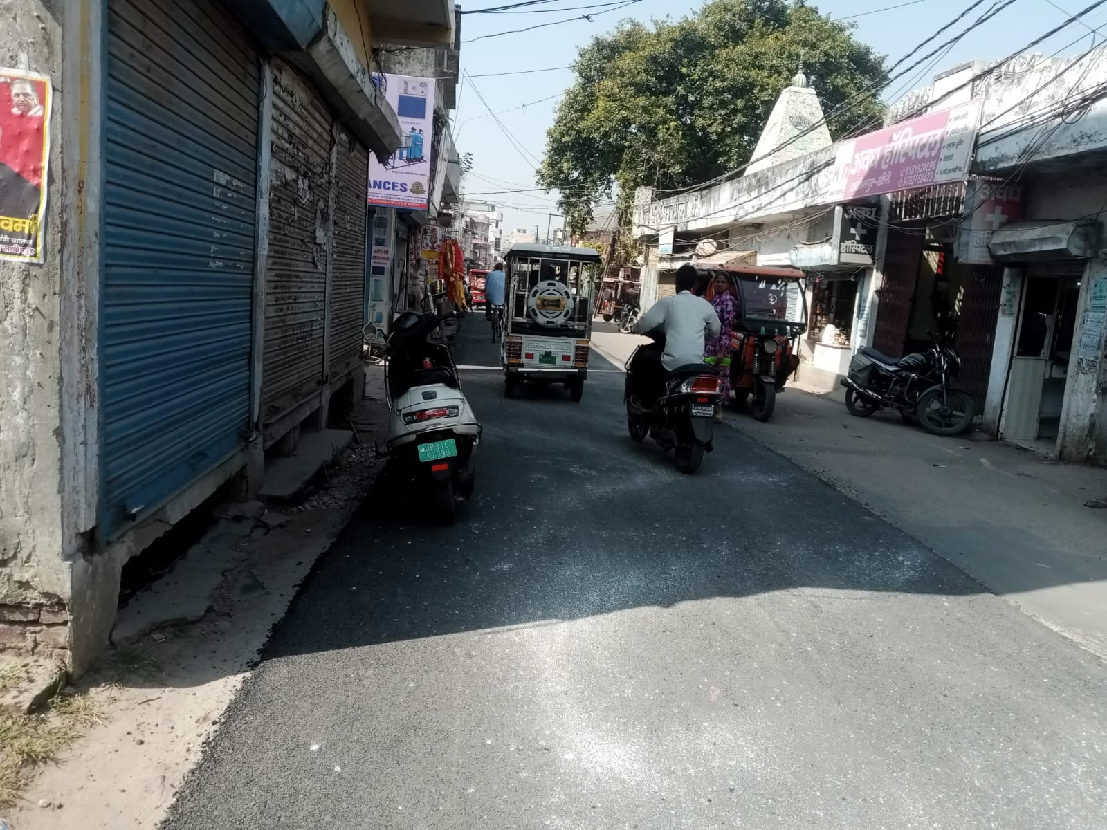 बैदा खेड़ा मझिगवां मार्ग का समतली कारण करती जेसीबी। संवाद