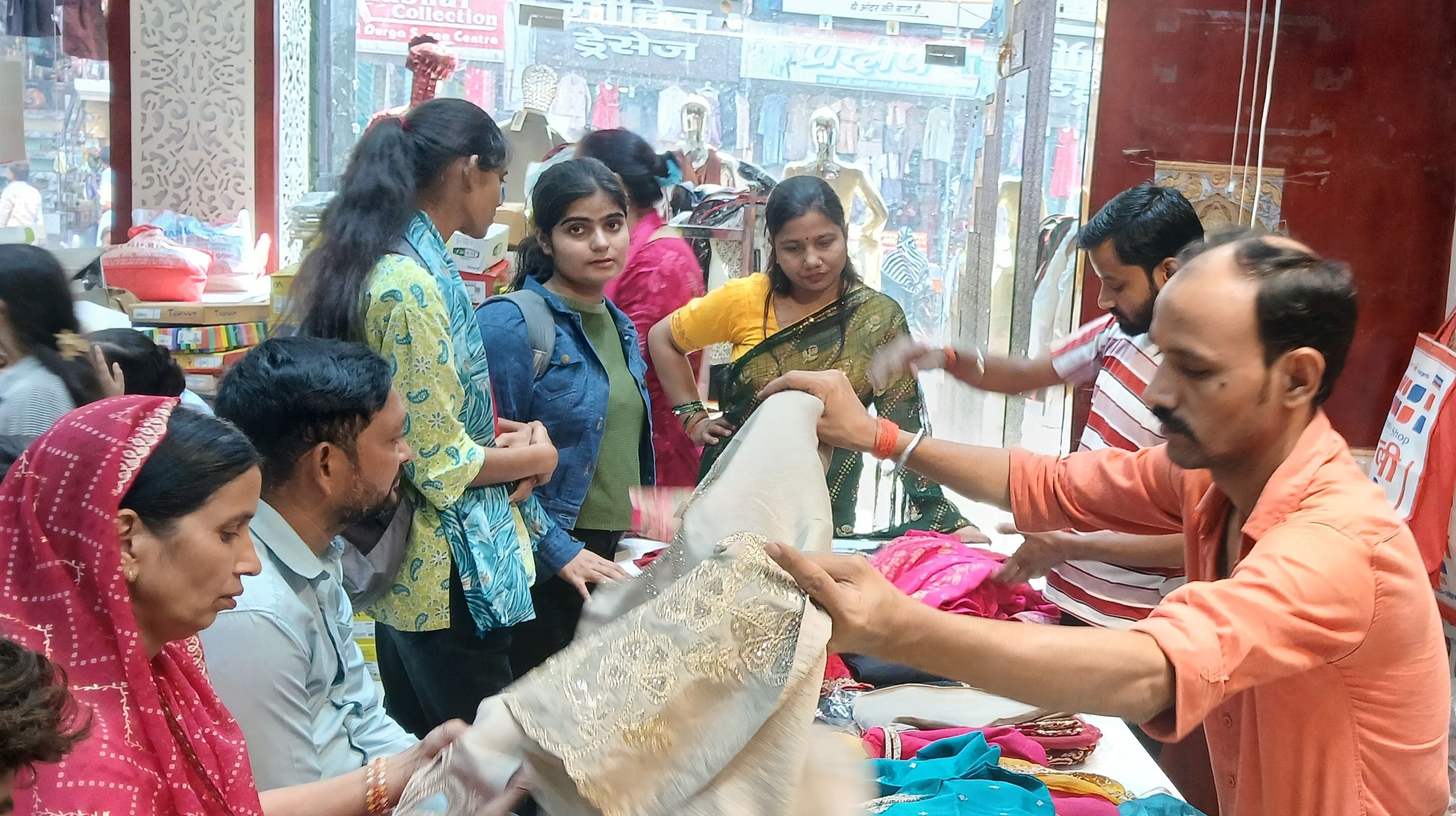 चौक बाजार में कपड़े की खरीदारी करते लोग। - संवाद चौक बाजार में कपड़े की खरीदारी करते लोग। - संवाद
