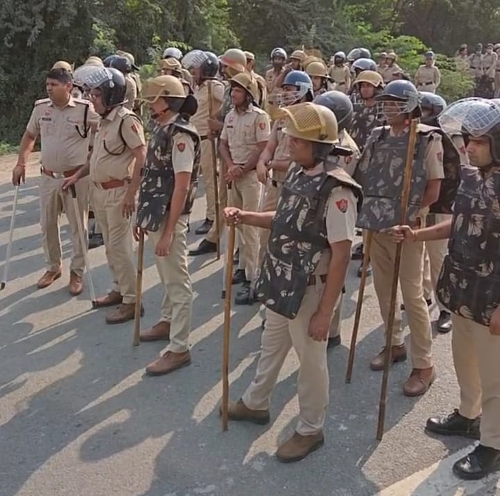 फरीदाबाद गुरूग्राम रोड पर ग्रामीणों द्वारा धरना स्थल पर जाने के लिए पुलिस व ग्रामीणों में हुई झ