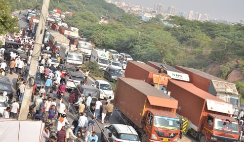 फरीदाबाद गुरूग्राम रोड पर ग्रामीणों द्वारा धरना स्थल पर जाने के लिए पुलिस व ग्रामीणों में हुई झ