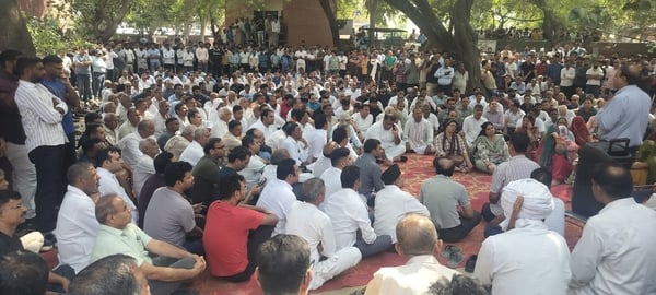 फरीदाबाद गुरूग्राम रोड पर ग्रामीणों द्वारा धरना स्थल पर जाने के लिए पुलिस व ग्रामीणों में हुई झ