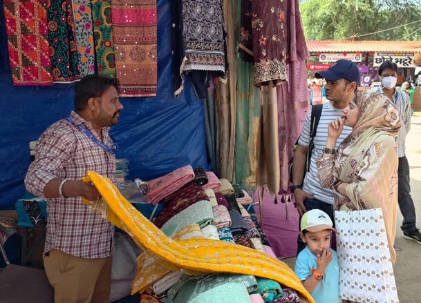 फरीदाबाद सूरजकुंड मेला परिसर में आयोजित आत्मनिर्भर भारत, स्वदेशी मेला’’ में नृत्य प्रस्तुत करते फरीदाबाद सूरजकुंड मेला परिसर में आयोजित आत्मनिर्भर भारत, स्वदेशी मेला’’ में नृत्य प्रस्तुत करते