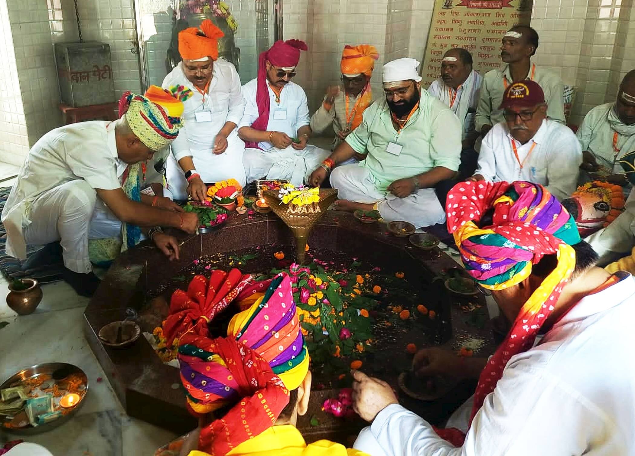 फोटो-01-कुल देवता अर्गलेश्वर महादेव की पूजा करते देश के कोने-कोने से क्षत्रिय गौतम परिवारों के 