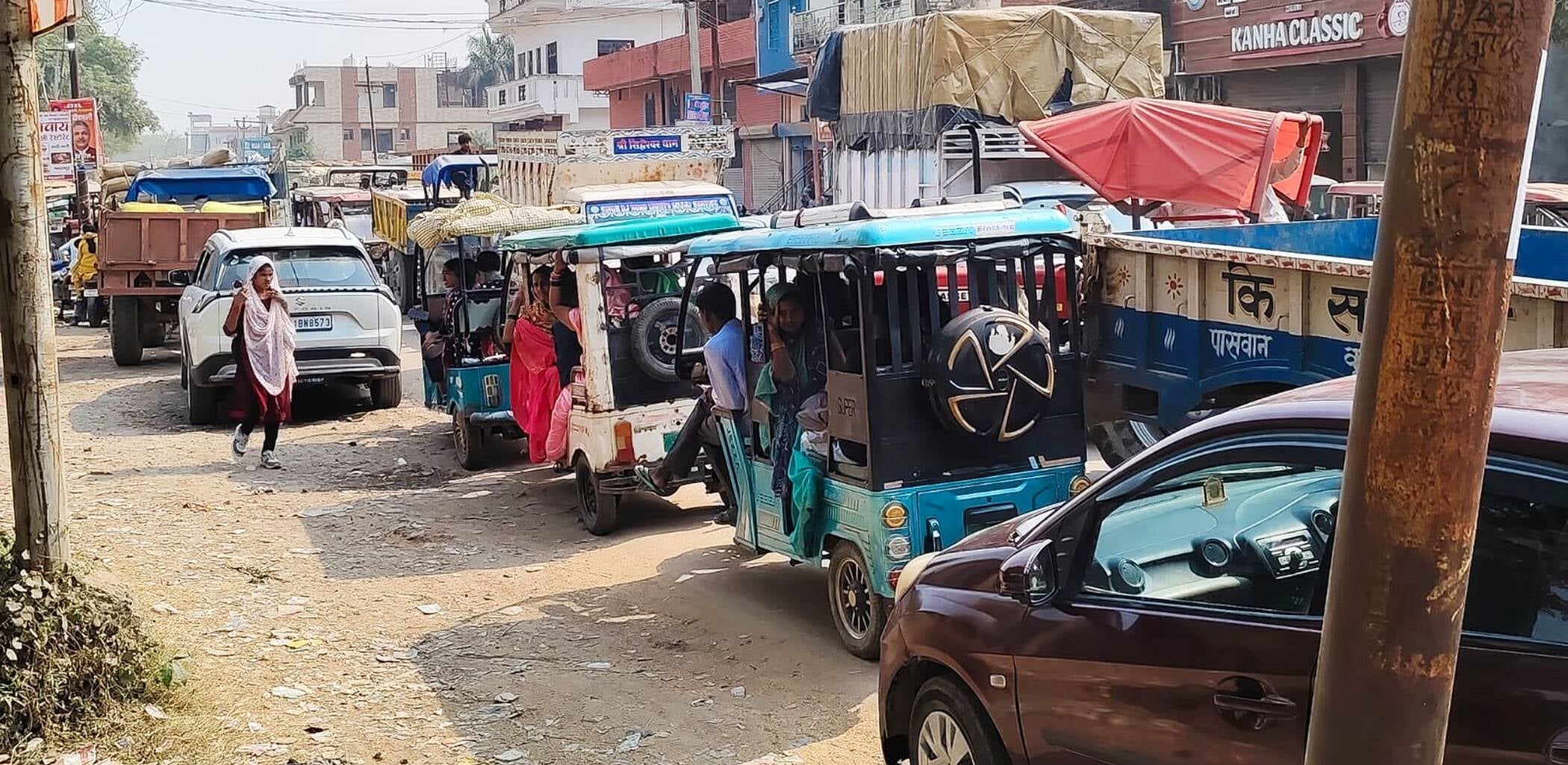 फोटो-03-कुंवरपुर रोड पर लगे जाम में फंसे वाहन। संवाद फोटो-03-कुंवरपुर रोड पर लगे जाम में फंसे वाहन। संवाद