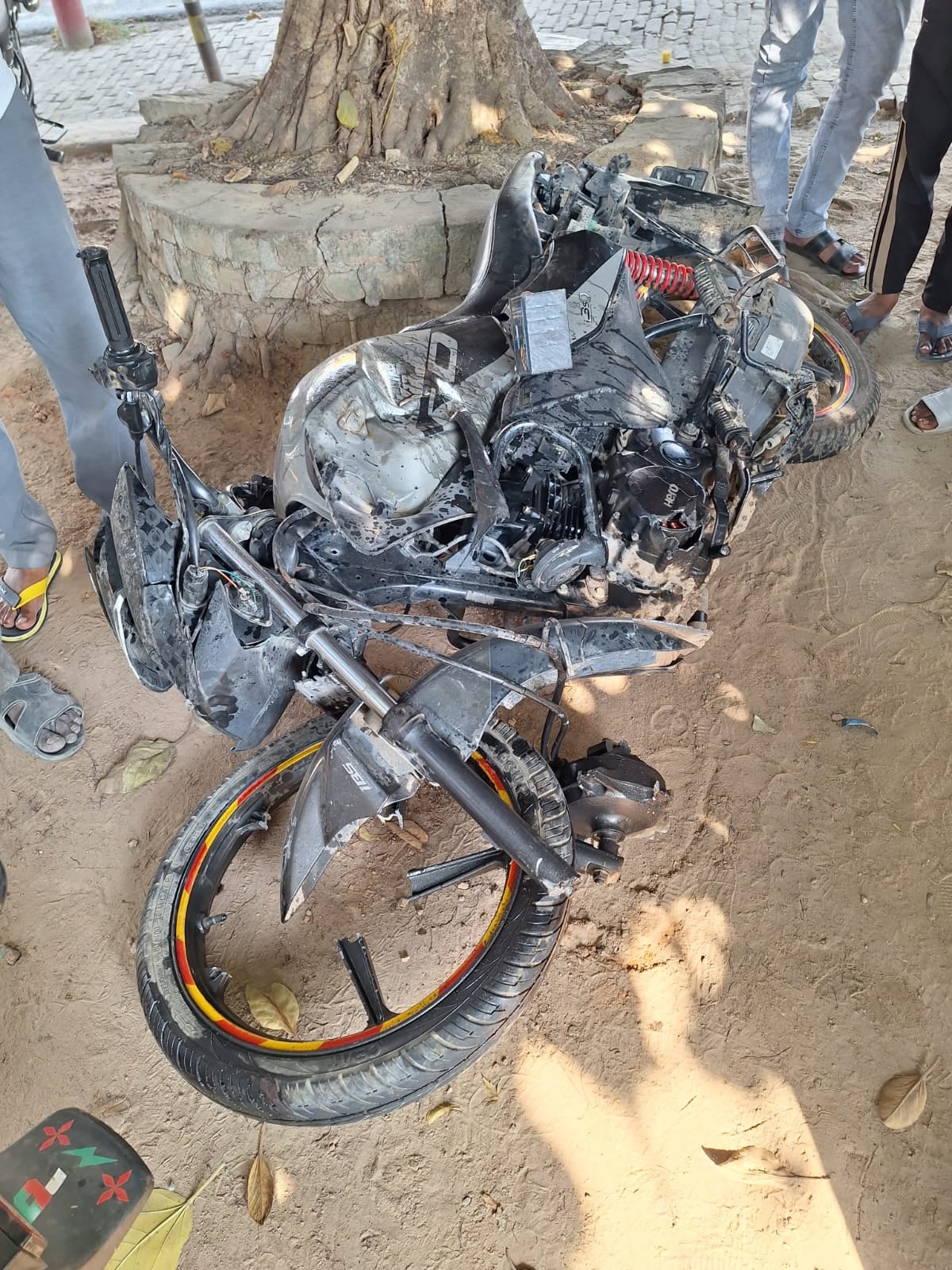 फोटो-04-जिला अस्पताल में घायल बेटे से लिपट कर रोती मां। संवाद फोटो-04-जिला अस्पताल में घायल बेटे से लिपट कर रोती मां। संवाद