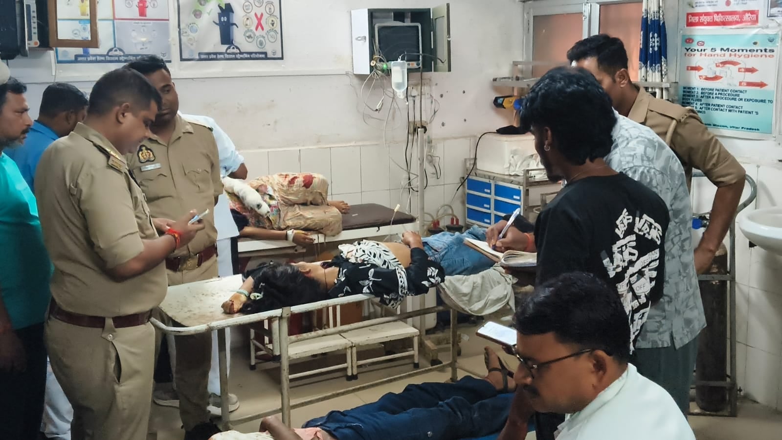 फोटो-04-जिला अस्पताल में घायल बेटे से लिपट कर रोती मां। संवाद फोटो-04-जिला अस्पताल में घायल बेटे से लिपट कर रोती मां। संवाद