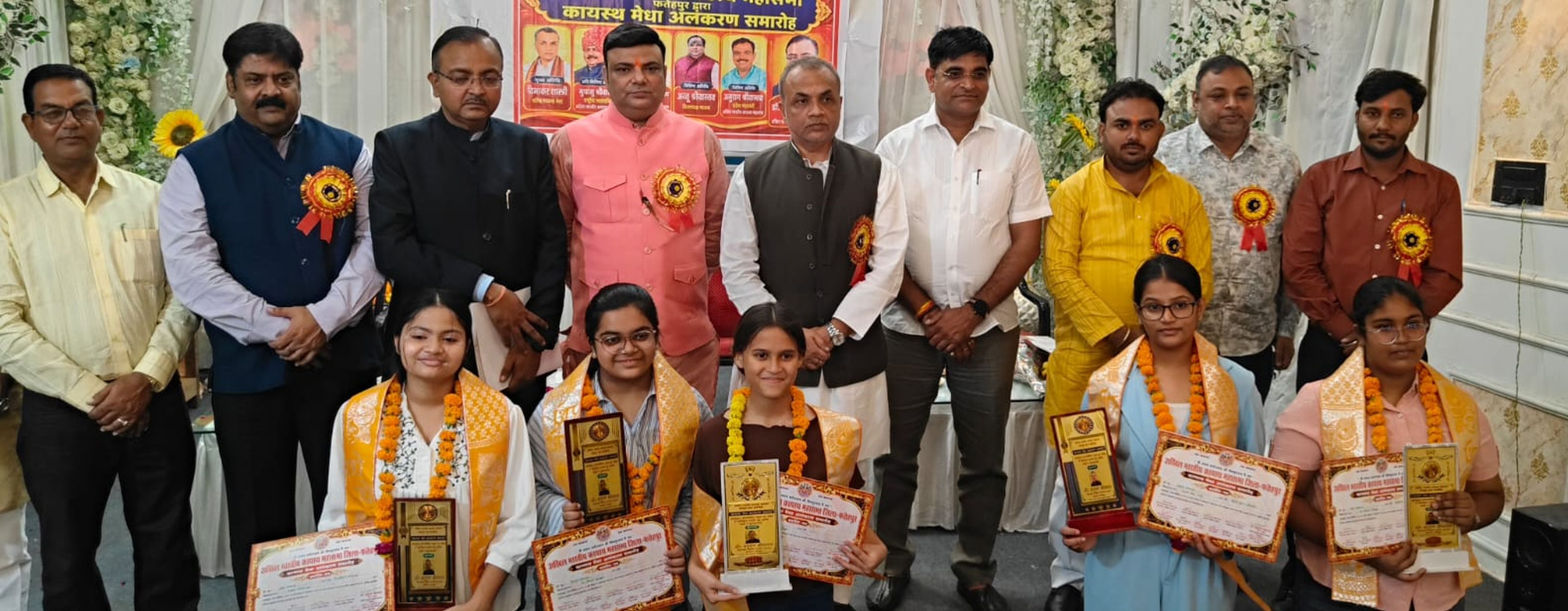 फोटो-06-शहर के नउवाबाग स्थित एक प्रातिष्ठान में सील्ड के साथ मौजूद सम्मानित मेधावी। संवाद