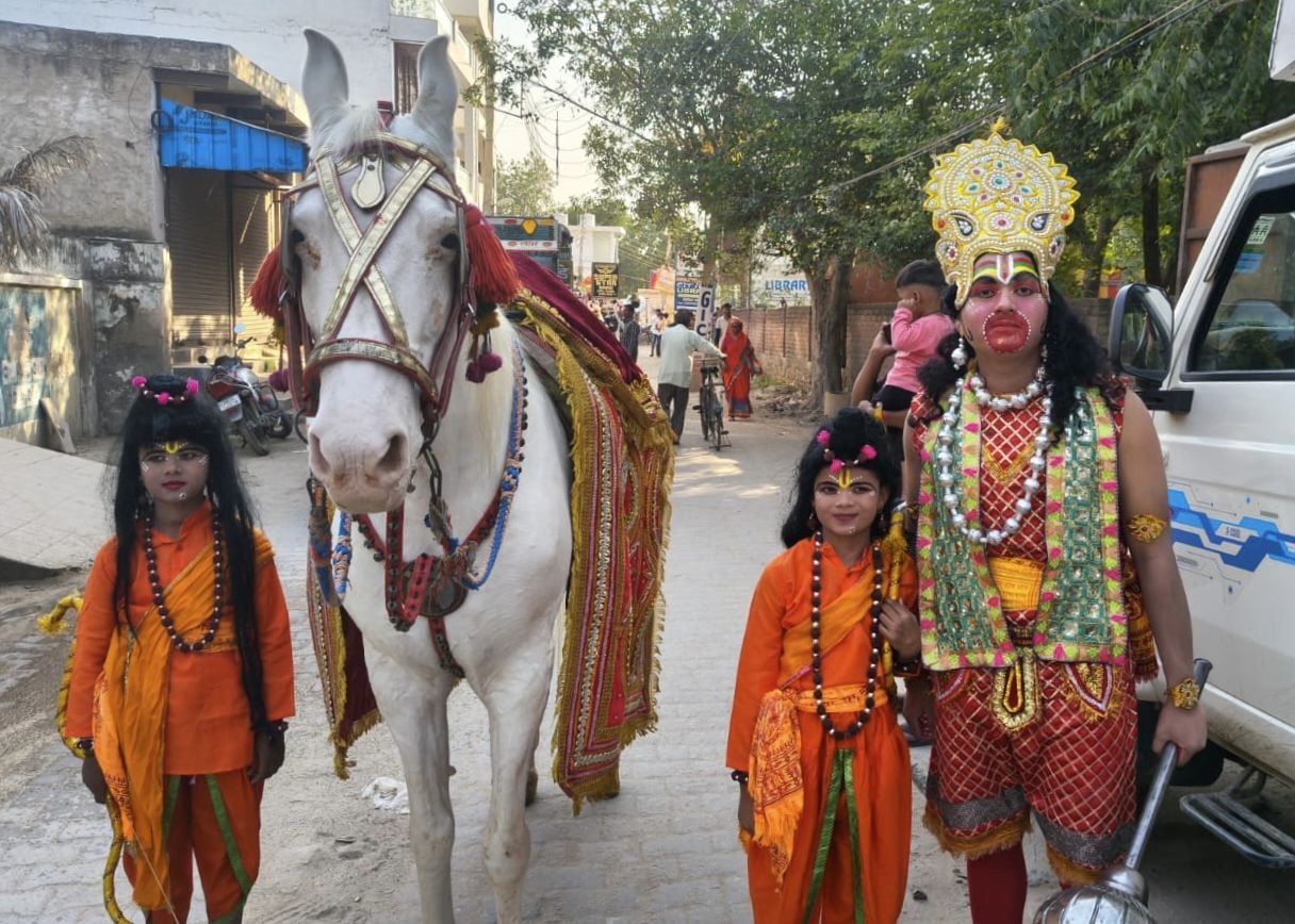फोटो 13 शोभा यात्रा में महर्षि वाल्मीकी का किरदार निभाता कलाकार। संवाद