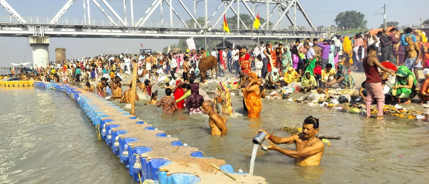 फोटो 14 कासगंज शरद पूर्णिमा पर की गली बौहरान स्थित मंदिर में आंगन में विराजे मदनमोहन जी महारा फोटो 14 कासगंज शरद पूर्णिमा पर की गली बौहरान स्थित मंदिर में आंगन में विराजे मदनमोहन जी महारा