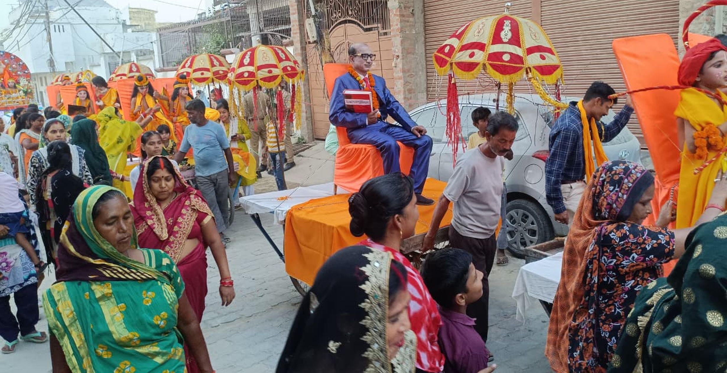 फोटो-16-बलरामपुर में निकाली गई महर्षि वाल्मीकि की शोभायात्रा।-स्रोत: आयोजक
