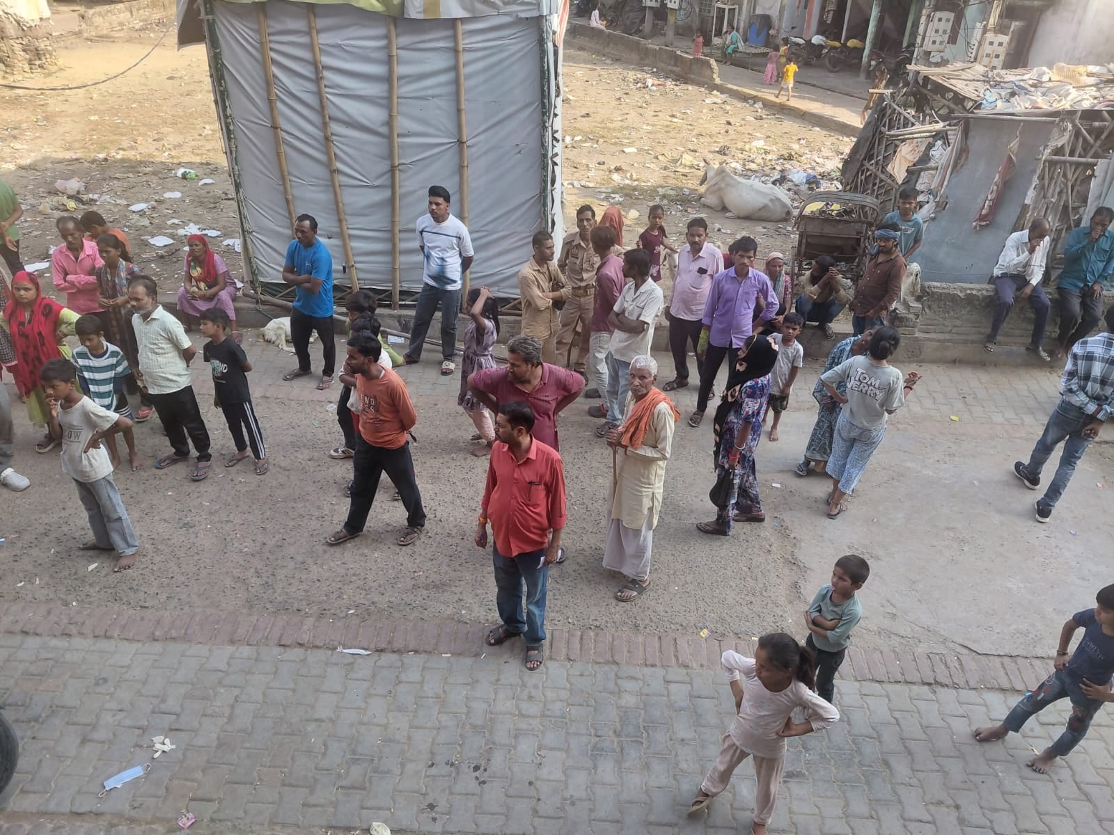 फोटो 16:: मकान के बाहर खड़ी जानकारी देती श्याम सुंदर की बेटी काजल। संवाद फोटो 16:: मकान के बाहर खड़ी जानकारी देती श्याम सुंदर की बेटी काजल। संवाद