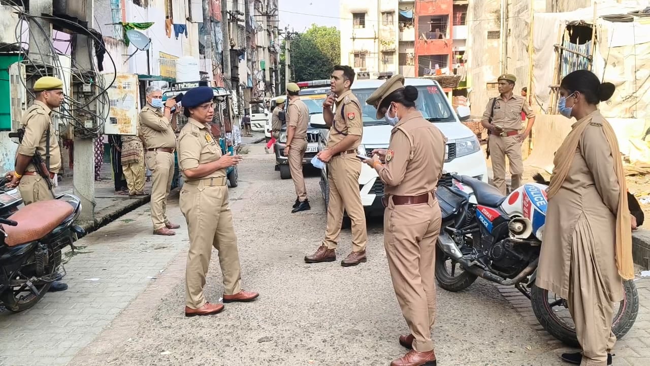 फोटो 16:: मकान के बाहर खड़ी जानकारी देती श्याम सुंदर की बेटी काजल। संवाद फोटो 16:: मकान के बाहर खड़ी जानकारी देती श्याम सुंदर की बेटी काजल। संवाद