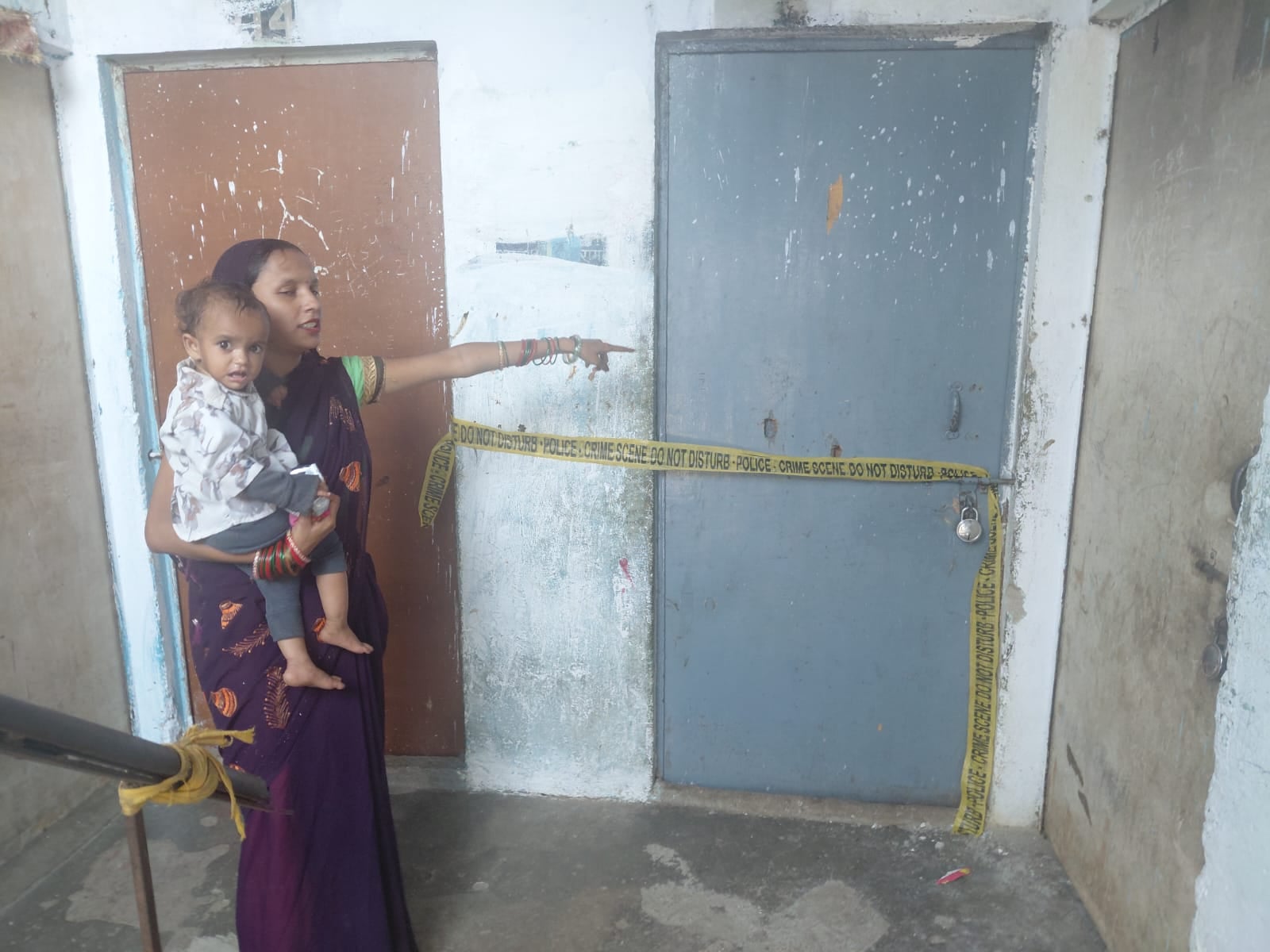 फोटो 16:: मकान के बाहर खड़ी जानकारी देती श्याम सुंदर की बेटी काजल। संवाद फोटो 16:: मकान के बाहर खड़ी जानकारी देती श्याम सुंदर की बेटी काजल। संवाद