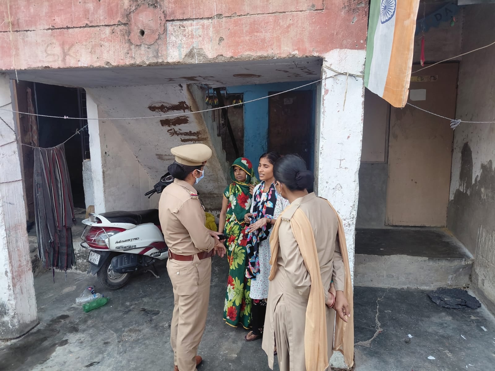 फोटो 16:: मकान के बाहर खड़ी जानकारी देती श्याम सुंदर की बेटी काजल। संवाद फोटो 16:: मकान के बाहर खड़ी जानकारी देती श्याम सुंदर की बेटी काजल। संवाद