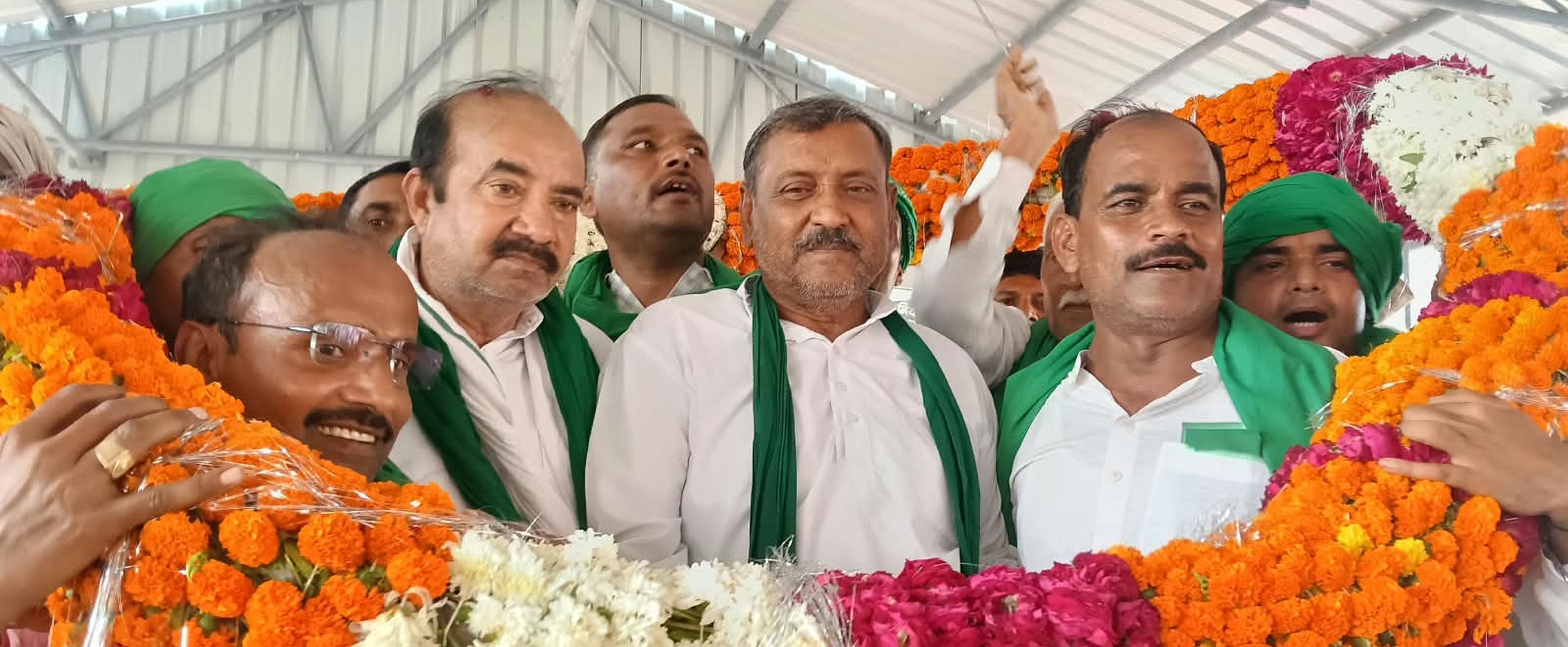 फोटो-16-राष्ट्रीय अध्यक्ष का फूल माला पहनाकर स्वागत करते किसान। संवाद